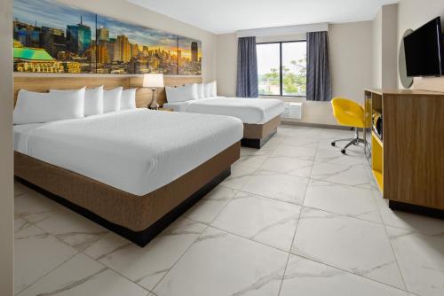 Habitación con 2 camas grandes - No fumadores del hotel Days Inn by Wyndham Staten Island. Foto 1