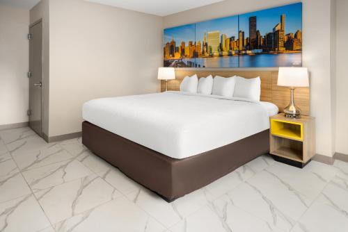 King Room with Tub with Grab Bars - Mobility Accessible/Non - Smoking del hotel Days Inn by Wyndham Staten Island. Foto 6