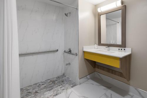 Habitación adaptada para personas con movilidad reducida, con ducha accesible en silla de ruedas - 1 cama extragrande - No fumadores del hotel Days Inn by Wyndham Staten Island. Foto 1