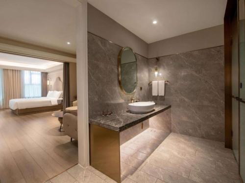 Suite Deluxe con una cama king size del hotel Mercure Shanghai Yu Garden On The Bund. Foto 5