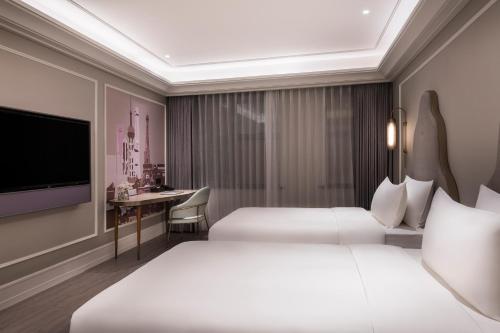 Habitación Privilege con 2 camas individuales del hotel Mercure Shanghai Yu Garden On The Bund. Foto 7