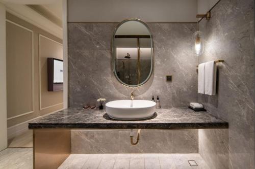 Suite Deluxe con una cama king size del hotel Mercure Shanghai Yu Garden On The Bund. Foto 8