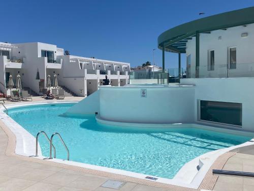 Estudio con vistas a la piscina del hotel Kikere Studios