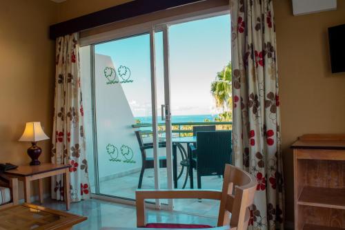 Apartamento de 2 dormitorios con vistas al mar del hotel El Beril Costa Adeje. Foto 7