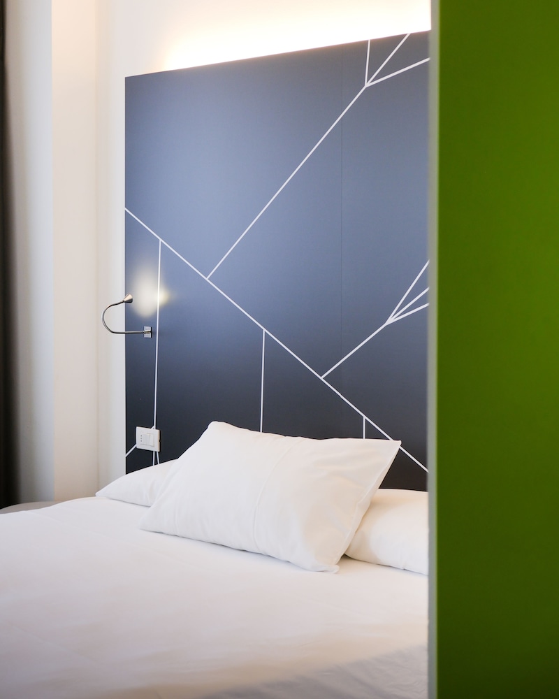 HABITACIÓN ESTÁNDAR CON CAMA DOBLE O CAMAS MATRIMONIALES del hotel Mercure Milano Agrate Brianza. Foto 1