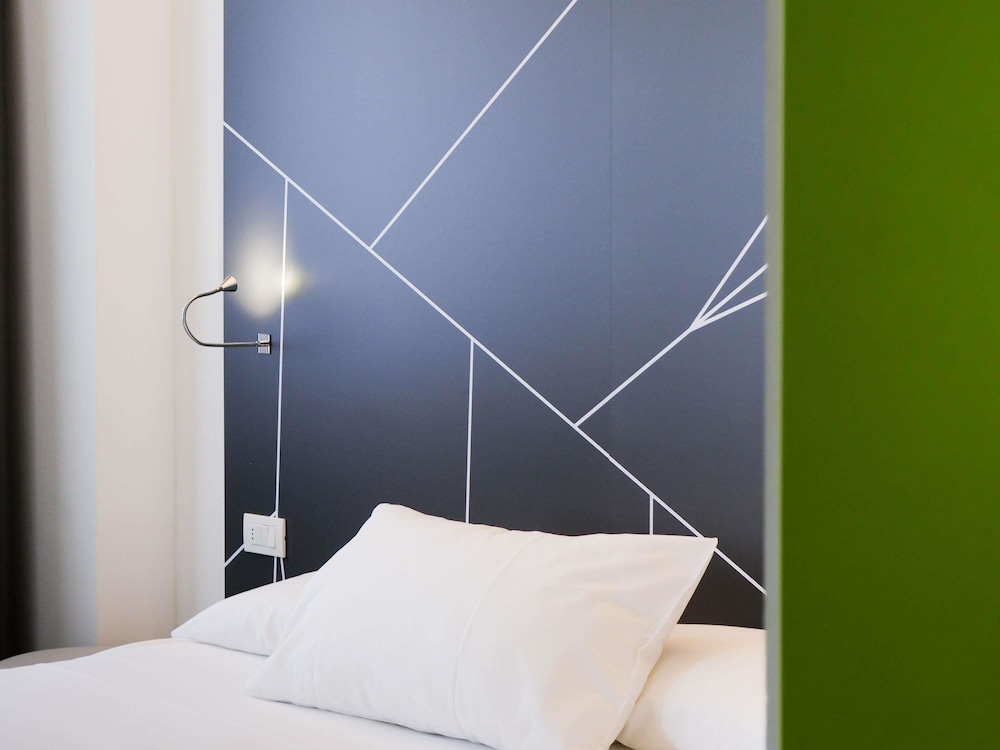 HABITACIÓN ECONÓMICA CON CAMA DOBLE Y BAÑO PARA HUÉSPEDES CON MOVILIDAD REDUCIDA del hotel Mercure Milano Agrate Brianza