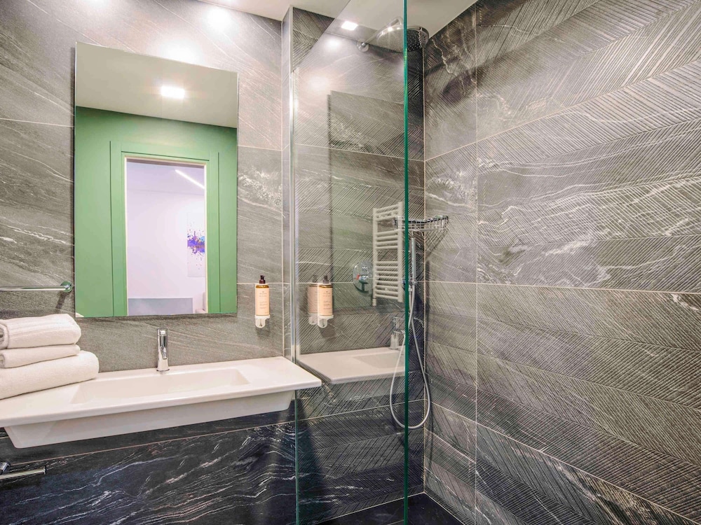 HABITACIÓN ECONÓMICA CON CAMA DOBLE Y BAÑO PARA HUÉSPEDES CON MOVILIDAD REDUCIDA del hotel Mercure Milano Agrate Brianza. Foto 2