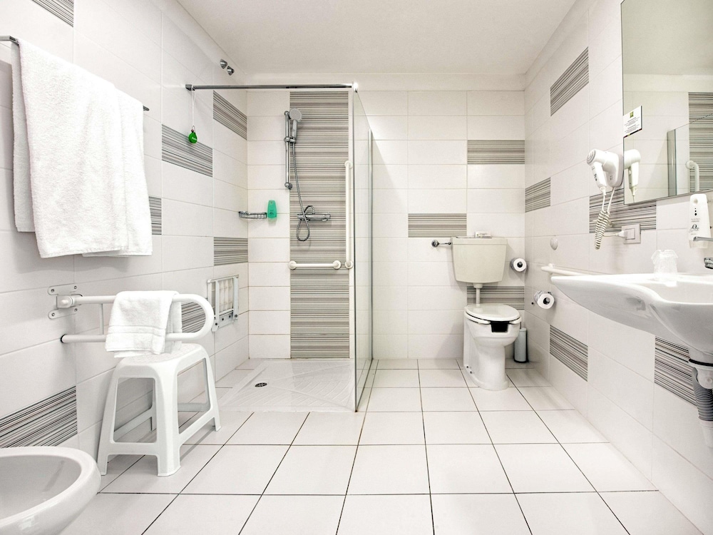 HABITACIÓN ECONÓMICA CON CAMA DOBLE Y BAÑO PARA HUÉSPEDES CON MOVILIDAD REDUCIDA del hotel Mercure Milano Agrate Brianza. Foto 5