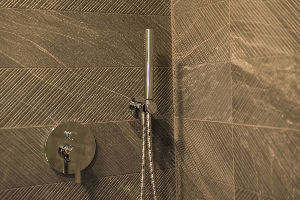 HABITACIÓN ECONÓMICA CON CAMA DOBLE Y BAÑO PARA HUÉSPEDES CON MOVILIDAD REDUCIDA del hotel Mercure Milano Agrate Brianza. Foto 6