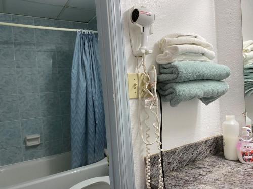 Habitación Estándar - Cama extragrande del hotel Tides Motor Inn. Foto 1