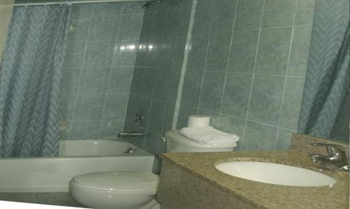 Habitación Estándar - Cama extragrande del hotel Tides Motor Inn. Foto 3