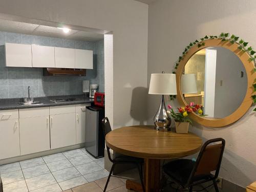 Habitación Doble con 2 camas dobles y zona de cocina del hotel Tides Motor Inn. Foto 3