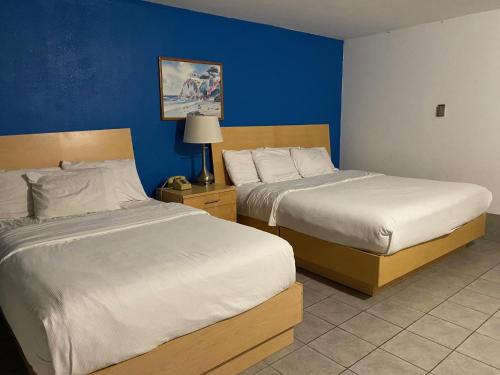Habitación Doble con 2 camas dobles y zona de cocina del hotel Tides Motor Inn. Foto 6