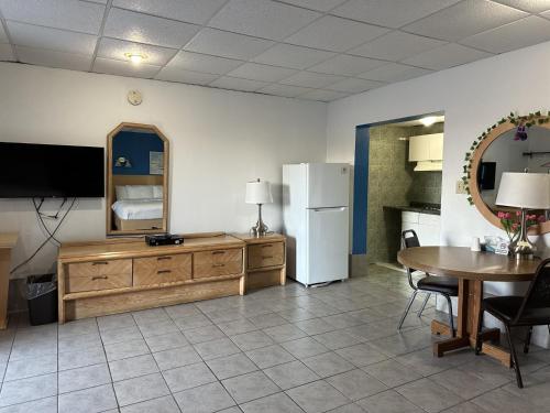 Habitación Doble con 2 camas dobles y zona de cocina del hotel Tides Motor Inn. Foto 8