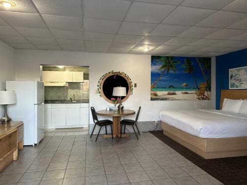 Habitación Doble con 2 camas dobles y zona de cocina del hotel Tides Motor Inn. Foto 9