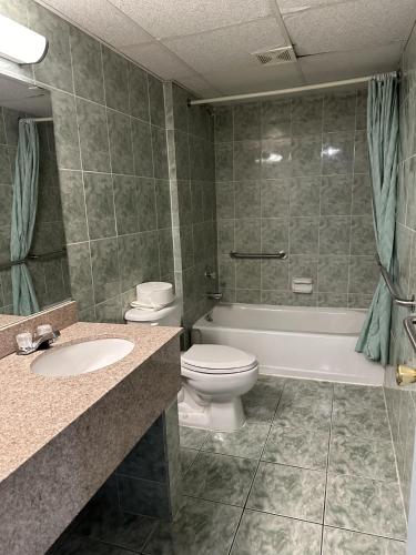 Habitación Doble con 2 camas dobles y zona de cocina del hotel Tides Motor Inn. Foto 10