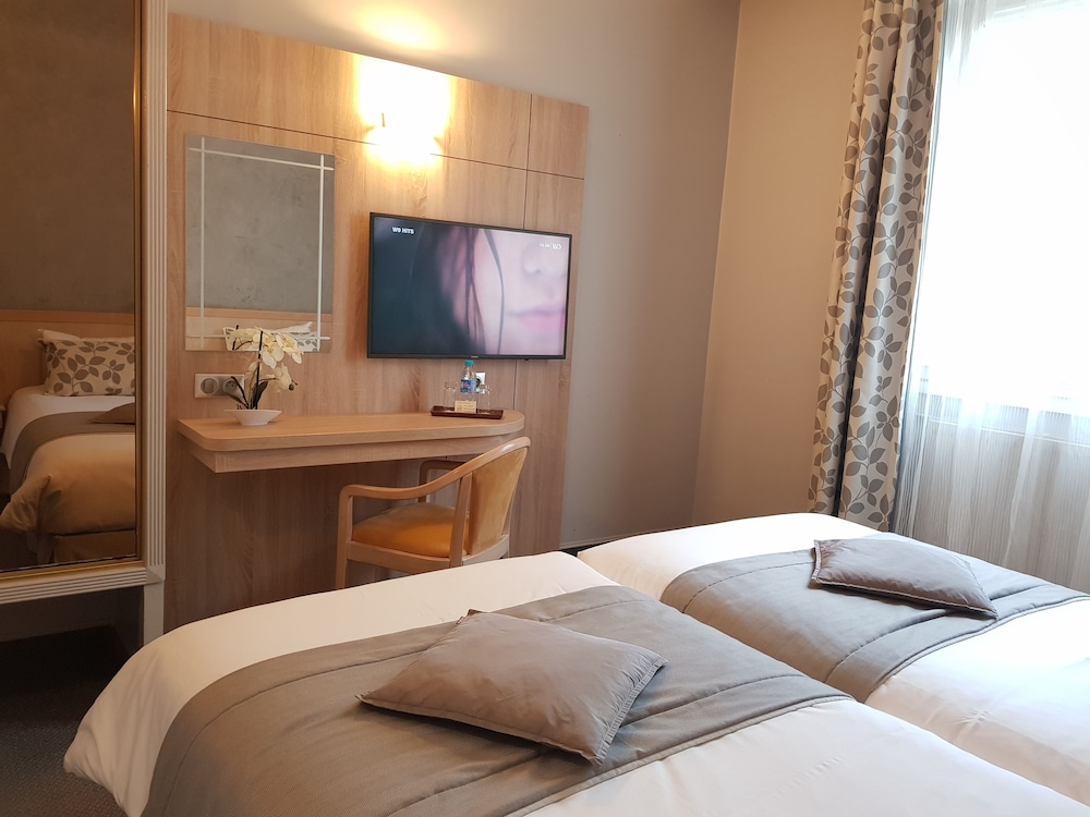 Habitación estándar con 2 camas individuales del hotel CHAMPERRET ELYSEES. Foto 1