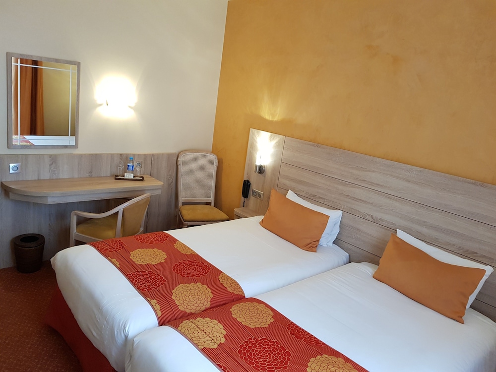 Habitación estándar con 2 camas individuales del hotel CHAMPERRET ELYSEES. Foto 2