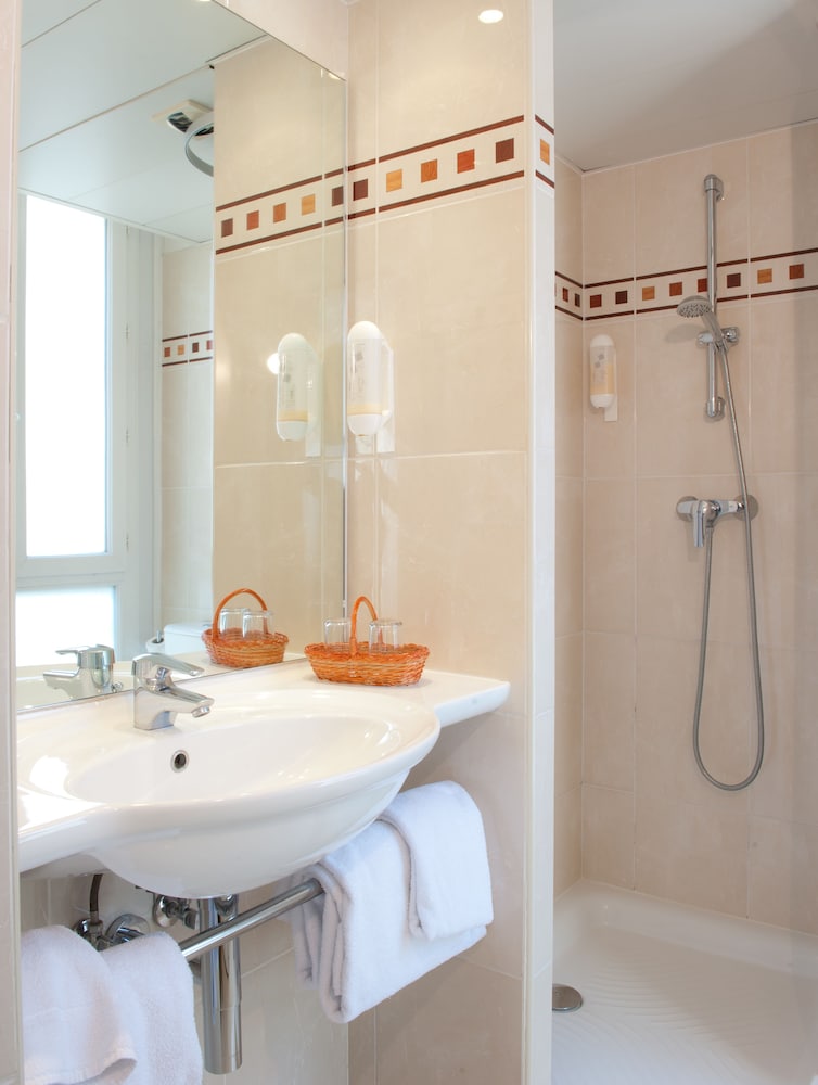 Habitación estándar con 2 camas individuales del hotel CHAMPERRET ELYSEES. Foto 7