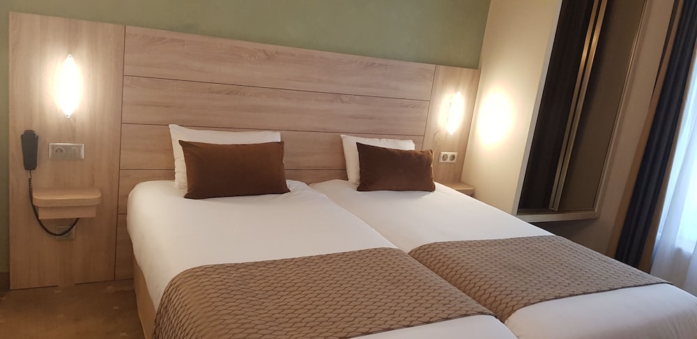 Habitación superior con 2 camas individuales del hotel CHAMPERRET ELYSEES. Foto 4