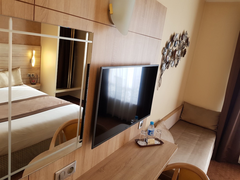 Habitación doble superior del hotel CHAMPERRET ELYSEES. Foto 3