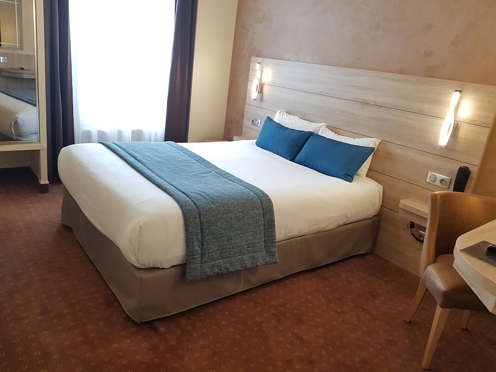 Habitación doble superior del hotel CHAMPERRET ELYSEES. Foto 8