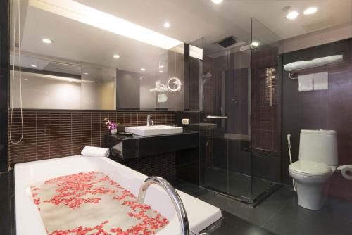 Habitación Doble Deluxe - 1 o 2 camas del hotel Furama Silom Bangkok. Foto 4