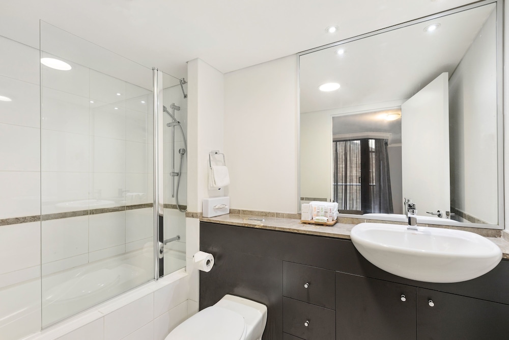Suite de 1 Dormitorio con 1 Cama Queen del hotel Mantra Sydney Central. Foto 13