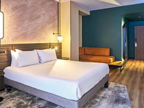 Habitación Triple, vistas al Sena o al patio - 1 cama doble y 1 cama individual del hotel Novotel Rouen Centre Cathédrale. Foto 9