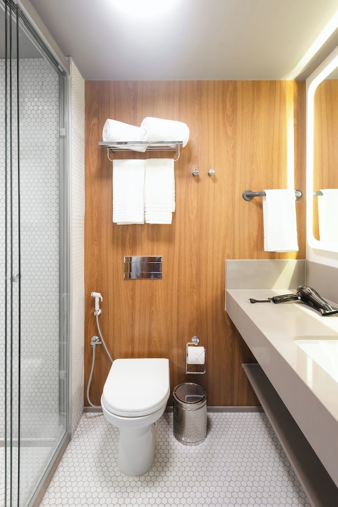 Apartamento Superior con cama queen size y balcón con vistas al mar del hotel Novotel Recife Marina. Foto 4