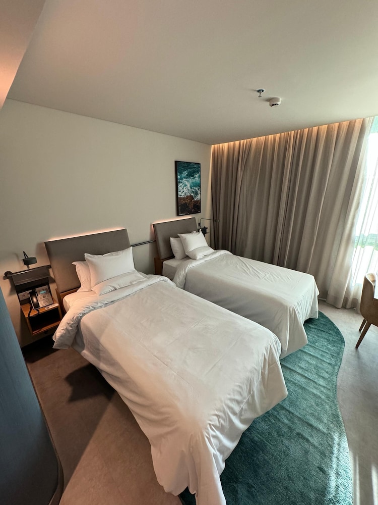 Apartamento Superior con dos camas individuales y balcón con vistas al mar del hotel Novotel Recife Marina