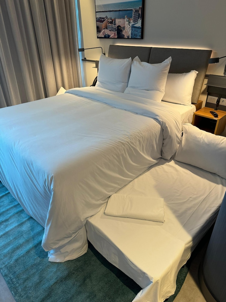 Apartamento familiar con una cama queen size y una cama abatible del hotel Novotel Recife Marina. Foto 1