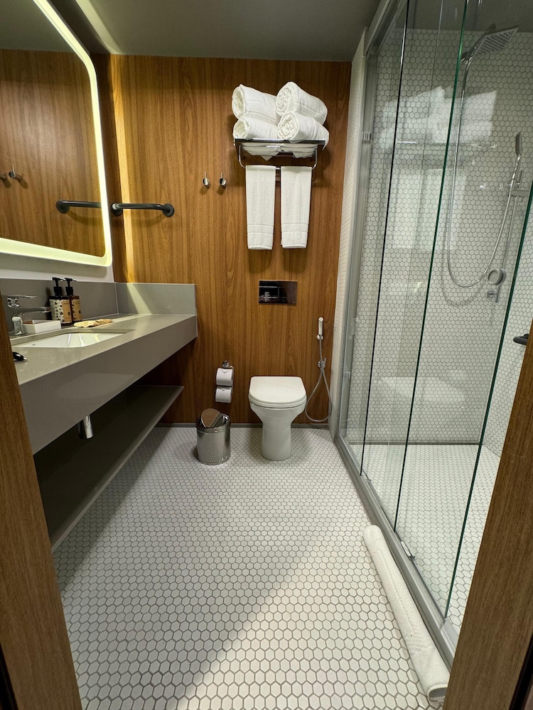Apartamento familiar con una cama queen size y una cama abatible del hotel Novotel Recife Marina. Foto 3