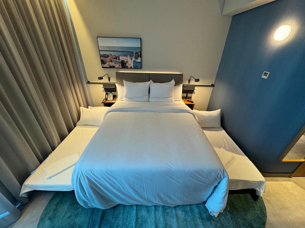 Apartamento familiar con cama queen size, cama nido y vistas al mar del hotel Novotel Recife Marina. Foto 1