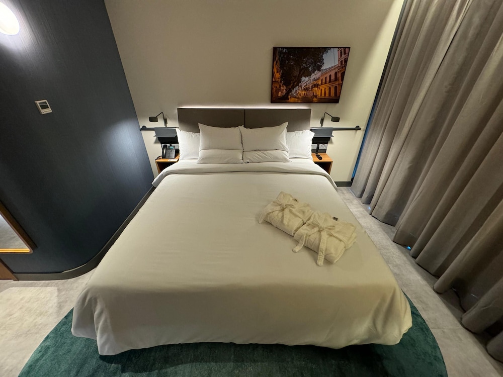 Apartamento Executive con cama queen size y balcón con vistas al mar del hotel Novotel Recife Marina. Foto 1