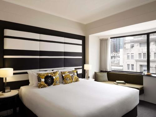 Habitación Superior con cama extragrande - Orientada a la ciudad del hotel Mövenpick Auckland. Foto 1