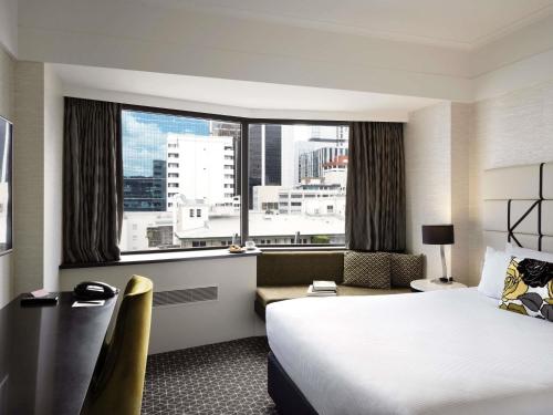 Habitación Superior con cama extragrande - Orientada a la ciudad del hotel Mövenpick Auckland. Foto 2