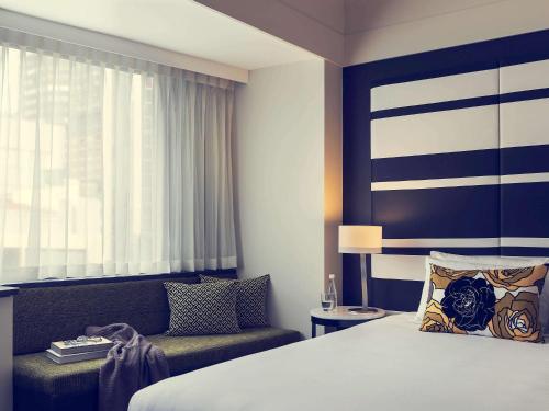 Habitación Deluxe con cama extragrande y vistas al océano del hotel Mövenpick Auckland