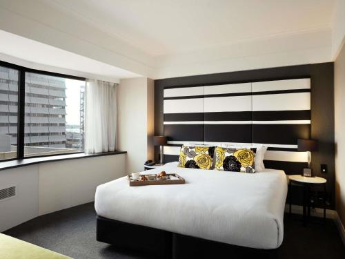 Habitación Superior con cama grande - Orientada a la ciudad del hotel Mövenpick Auckland. Foto 1