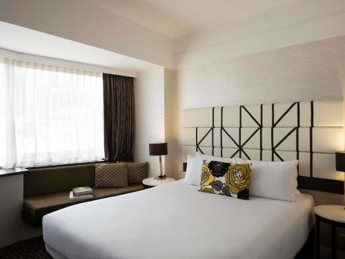 Habitación Superior con cama grande - Orientada a la ciudad del hotel Mövenpick Auckland. Foto 3
