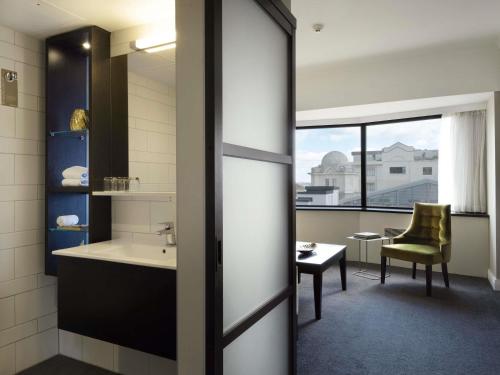Suite Junior con cama extragrande - No fumadores del hotel Mövenpick Auckland. Foto 4