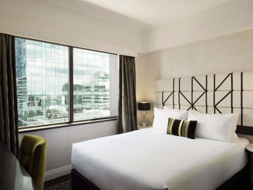 Habitación Clásica con cama grande del hotel Mövenpick Auckland. Foto 1