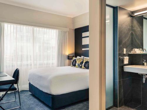 Habitación Clásica con cama grande del hotel Mövenpick Auckland. Foto 2