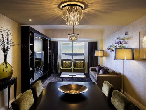 Suite Executive con cama extragrande y vistas al mar del hotel Mövenpick Auckland