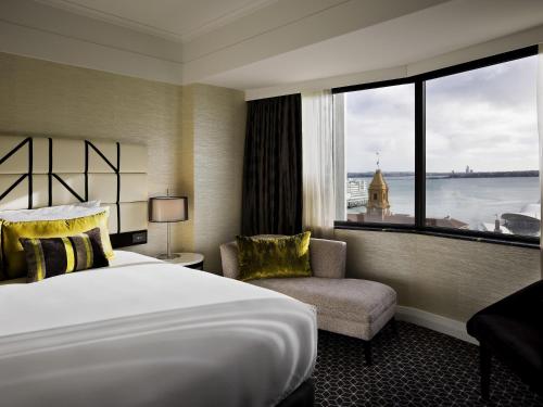 Suite Executive con cama extragrande y vistas al mar del hotel Mövenpick Auckland. Foto 2