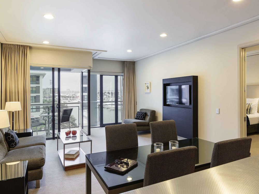 Suite de 1 dormitorio con cama Queen y vistas a la ciudad del hotel The Sebel Auckland Viaduct Harbour