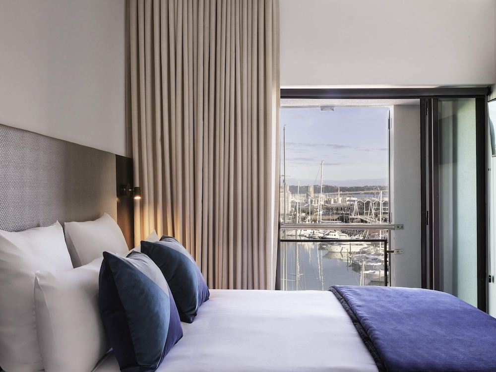 Suite de 1 dormitorio con cama Queen y vistas a la marina del hotel The Sebel Auckland Viaduct Harbour. Foto 4