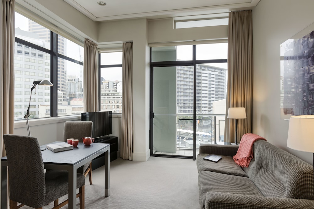 Suite de 1 dormitorio con cama Queen y vistas a la marina del hotel The Sebel Auckland Viaduct Harbour. Foto 6