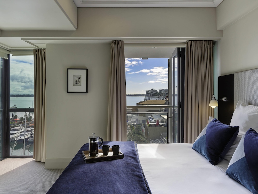 Suite Deluxe de 1 dormitorio con vistas a la marina del hotel The Sebel Auckland Viaduct Harbour. Foto 1