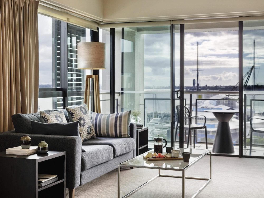Suite Deluxe de 1 dormitorio con vistas a la marina del hotel The Sebel Auckland Viaduct Harbour. Foto 2